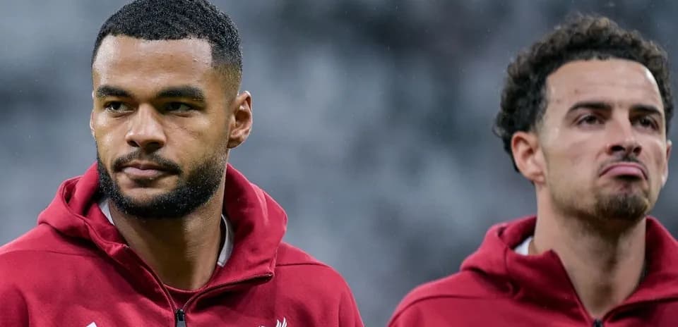 Jugadores de Liverpool durante calentamiento antes del partido
