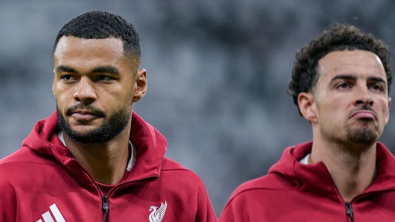Jugadores de Liverpool durante calentamiento antes del partido