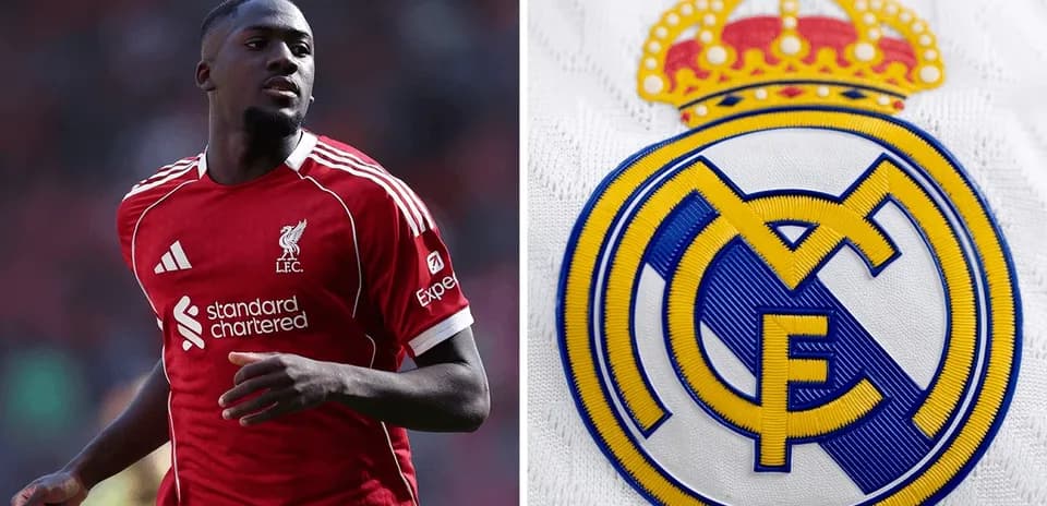 Jugador de Liverpool con camiseta roja y escudo del Real Madrid