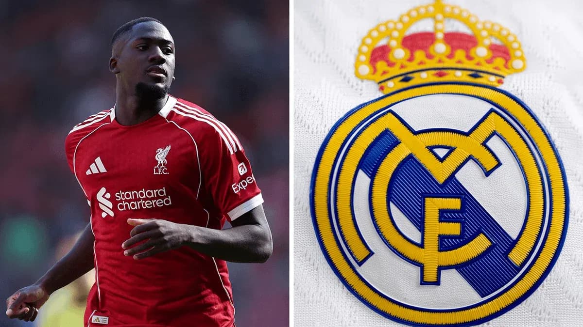 Jugador de Liverpool con camiseta roja y escudo del Real Madrid