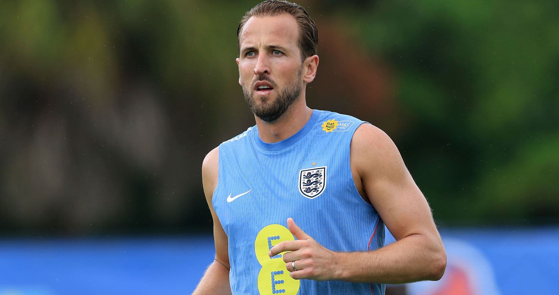 Jugador entrenando con camiseta de Inglaterra en campo