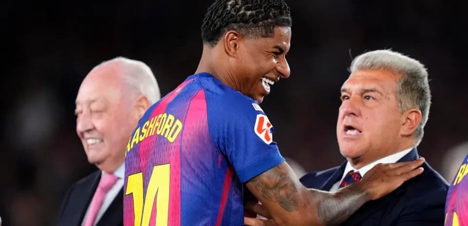 Marcus Rashford celebrando con directivos del FC Barcelona