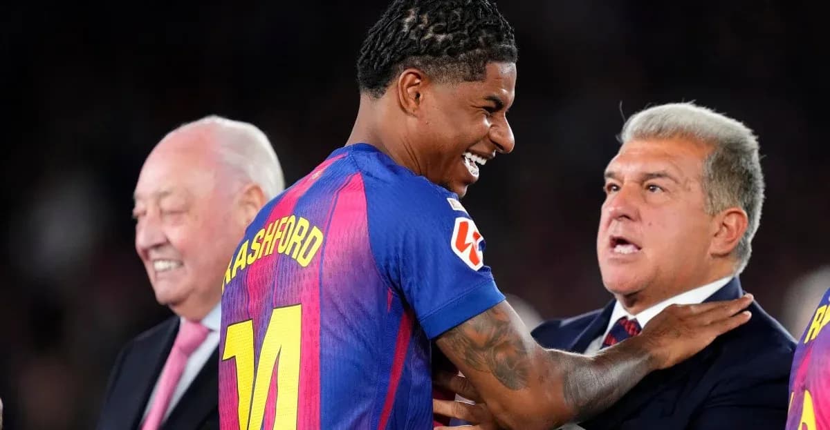 Marcus Rashford celebrando con directivos del FC Barcelona