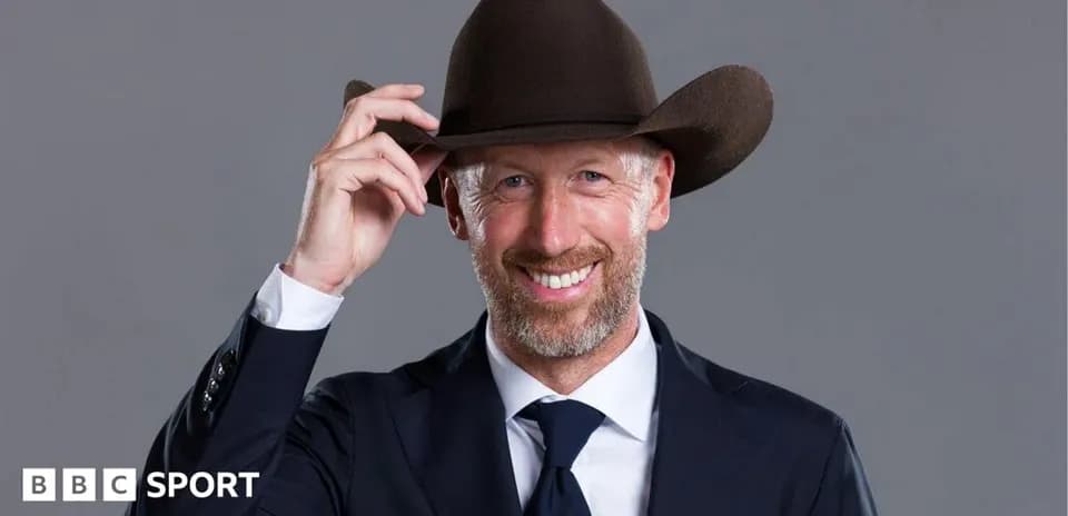 Hombre con sombrero vaquero y traje formal