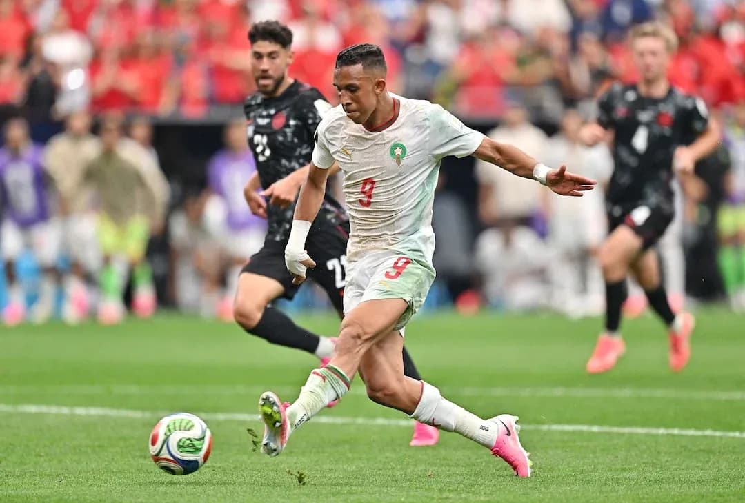 Jugador de Marruecos disparando a puerta