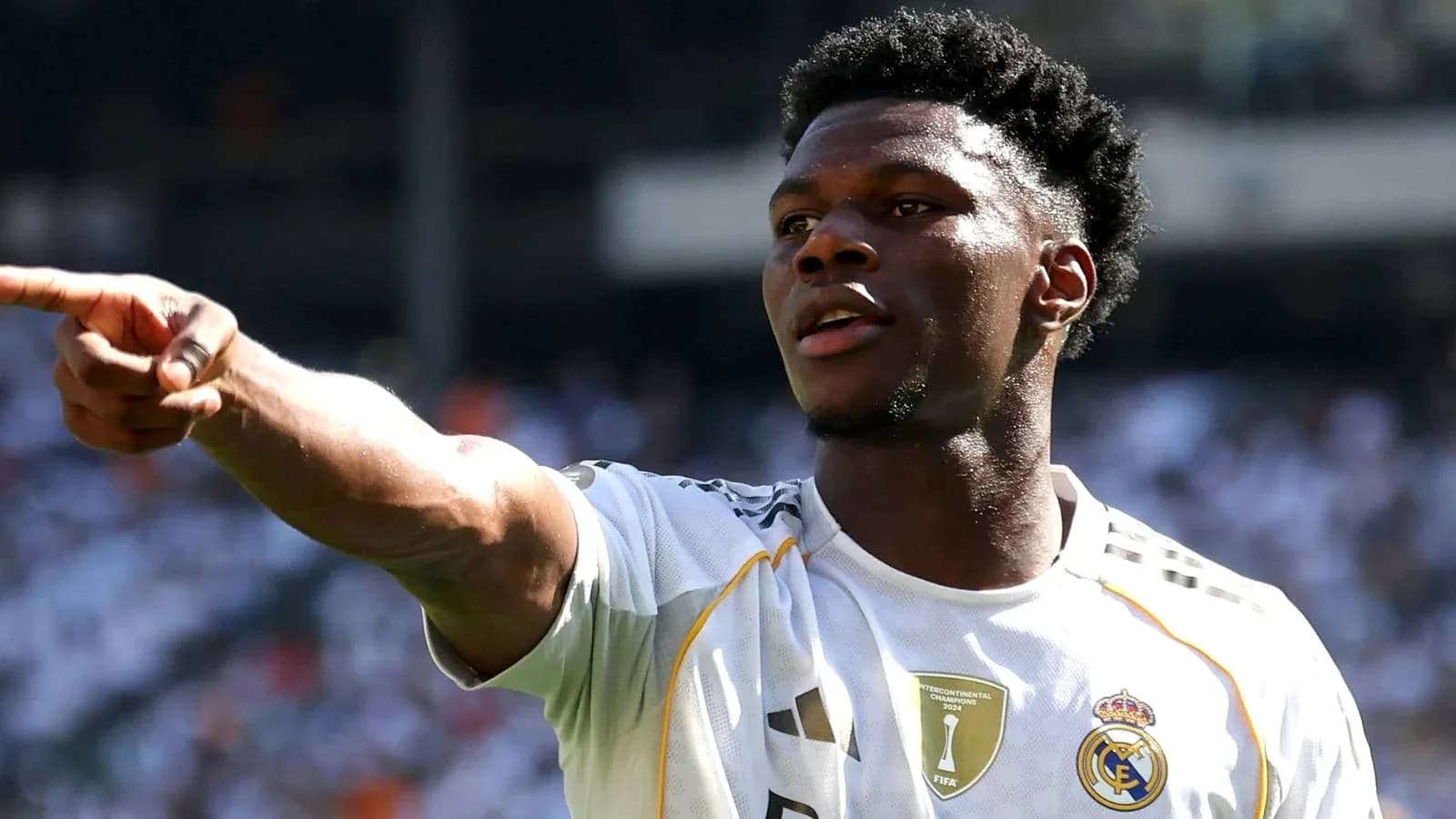 Jugador de Real Madrid señalando durante el partido