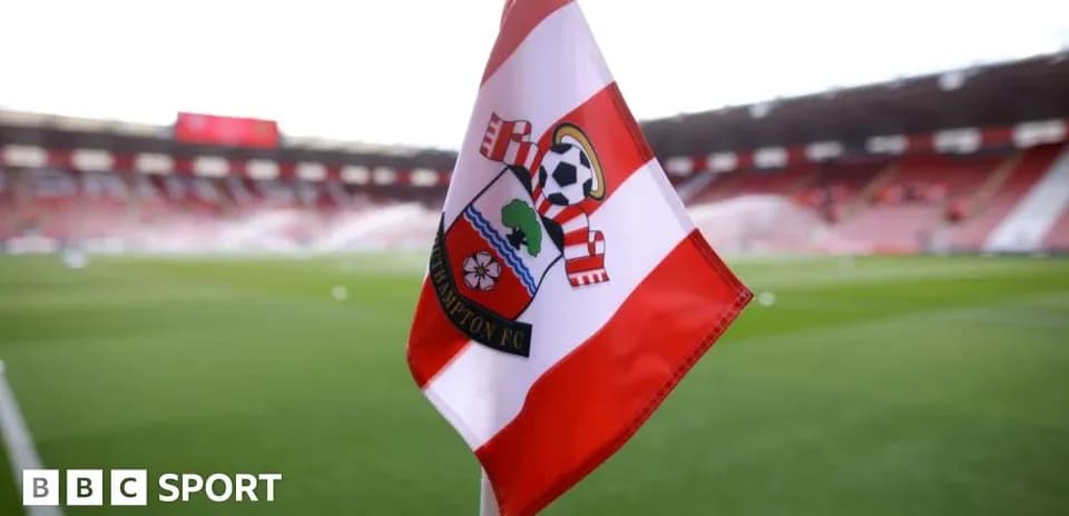 Bandera de Southampton FC en el campo de fútbol