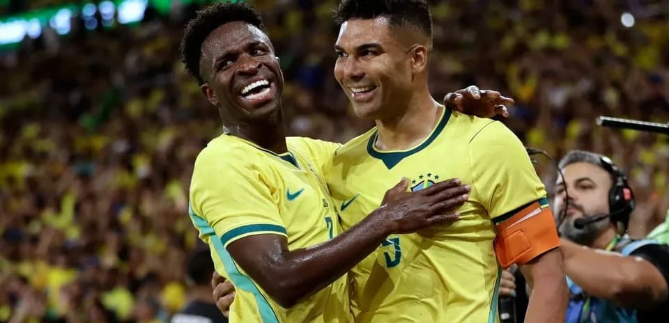 Jugadores de Brasil celebrando un gol