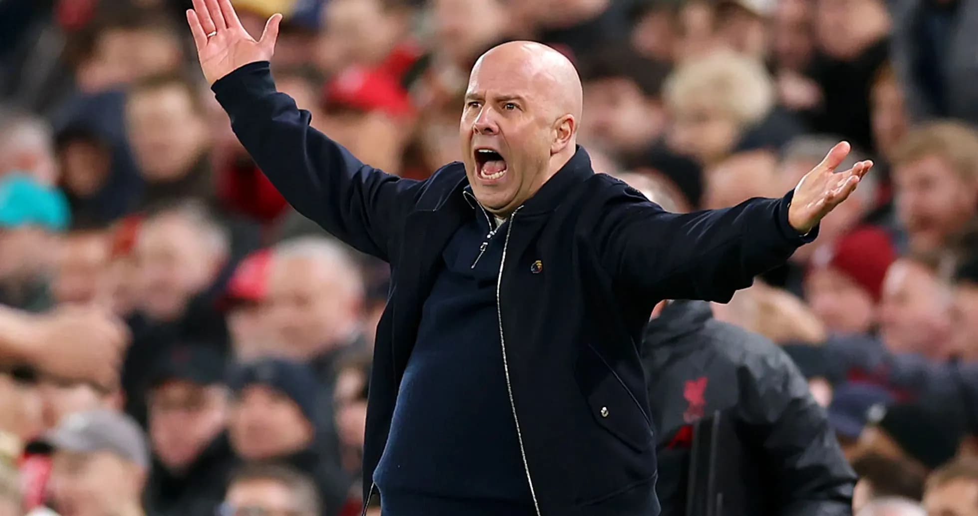 Entrenador gesticulando en la línea de banda durante el partido