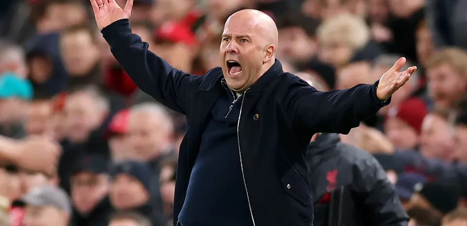 Entrenador gesticulando en la línea de banda durante el partido