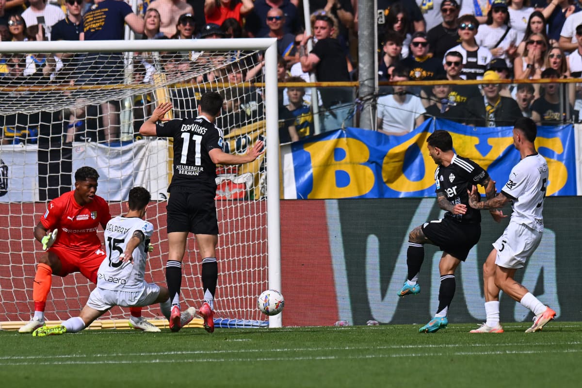 Gol de Dovihs durante el partido Como vs Parma