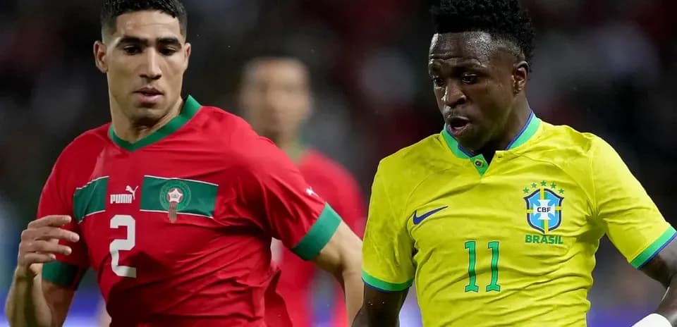 Jugador de Marruecos y Brasil compitiendo por el balón