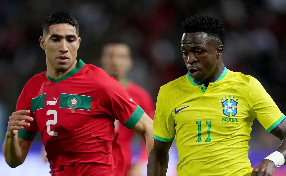 Jugador de Marruecos y Brasil compitiendo por el balón