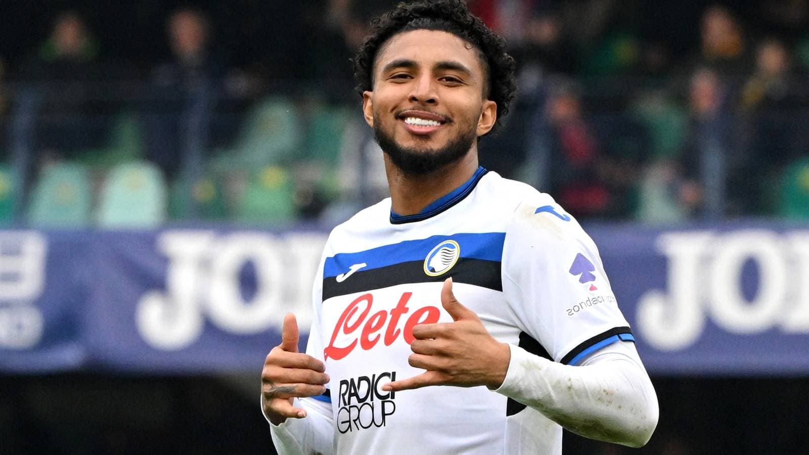 Jugador de Atalanta sonriendo y haciendo gesto de aprobación