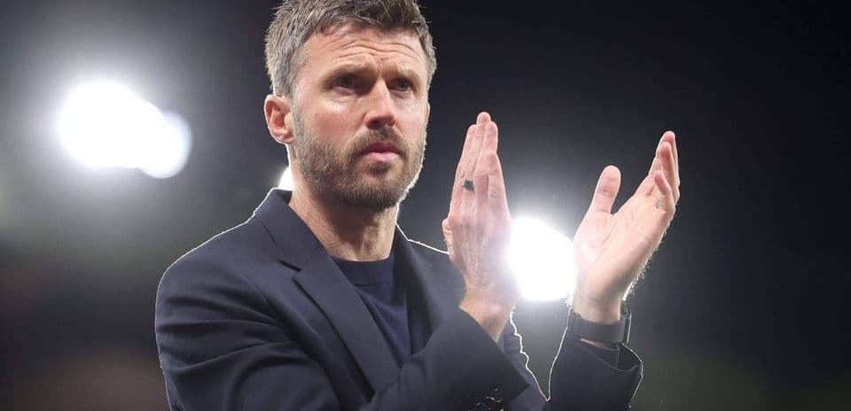 Entrenador aplaudiendo durante un partido de fútbol