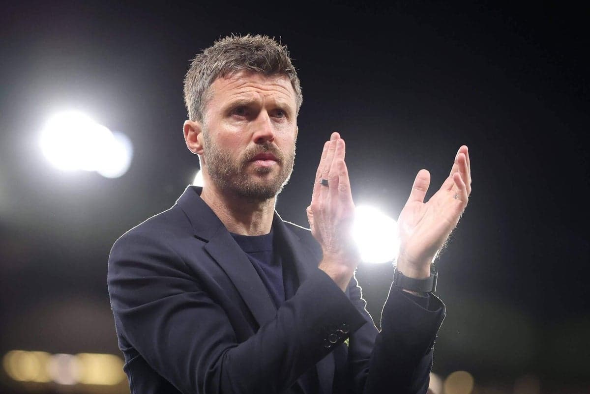 Entrenador aplaudiendo durante un partido de fútbol