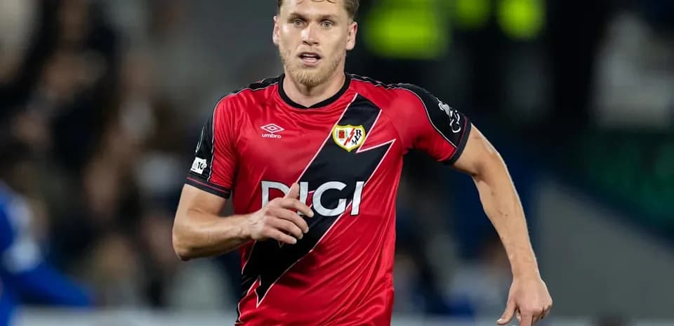 Jugador corriendo con camiseta roja de Rayo Vallecano
