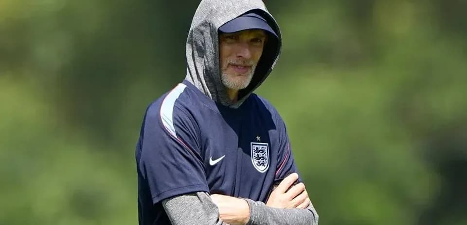 Entrenador de Inglaterra observando entrenamiento en el campo