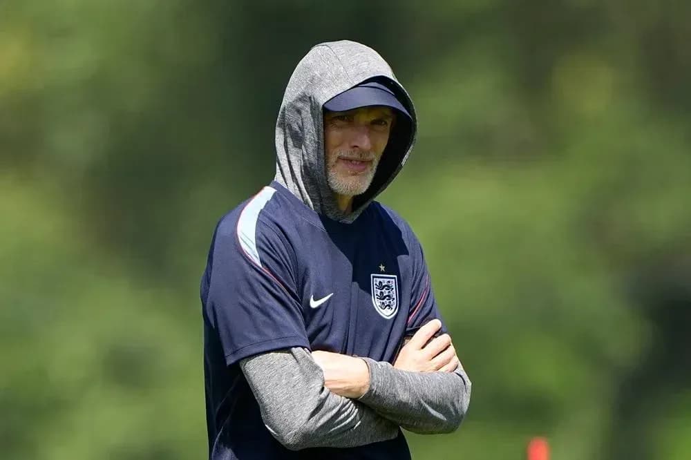 Entrenador de Inglaterra observando entrenamiento en el campo