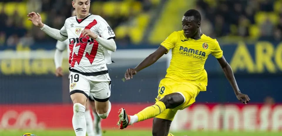 Jugadores de Rayo Vallecano y Villarreal en acción