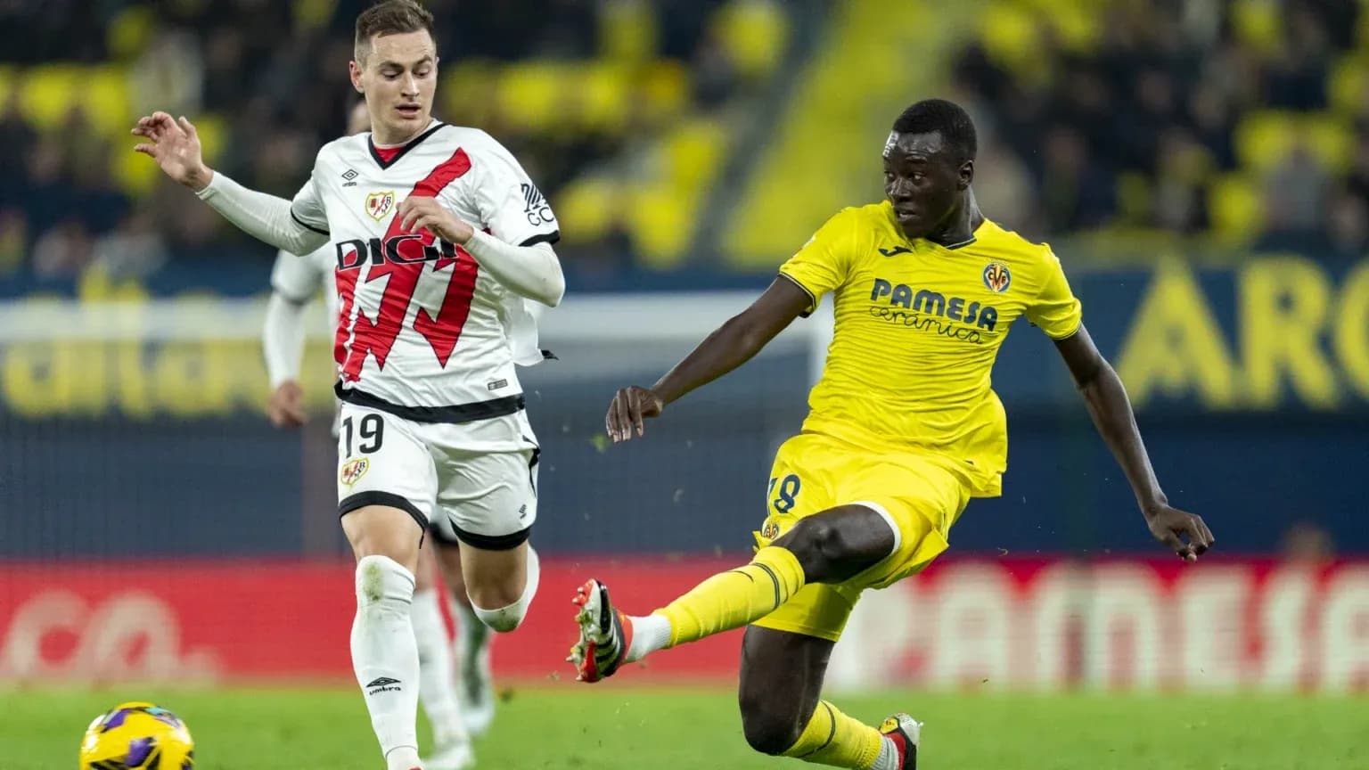 Jugadores de Rayo Vallecano y Villarreal en acción
