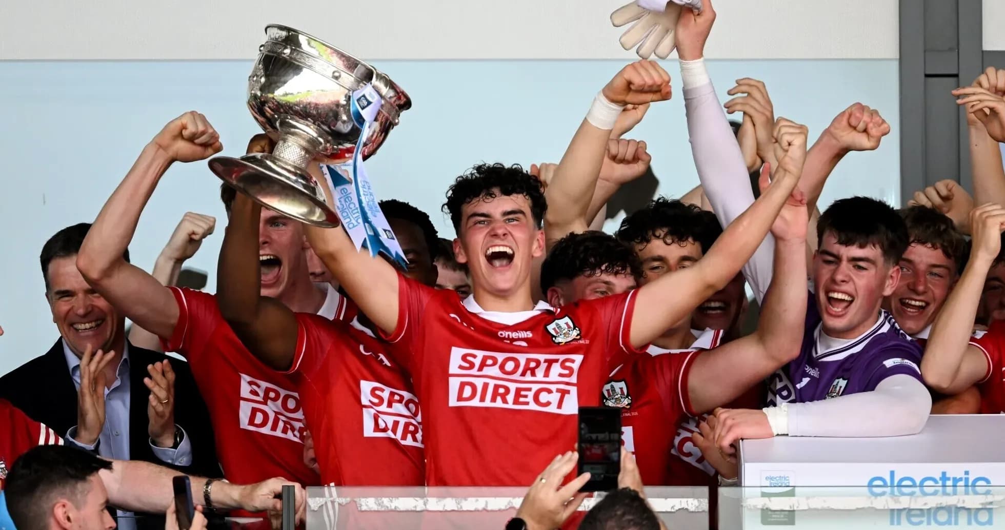 Jugadores levantando trofeo en celebración de victoria