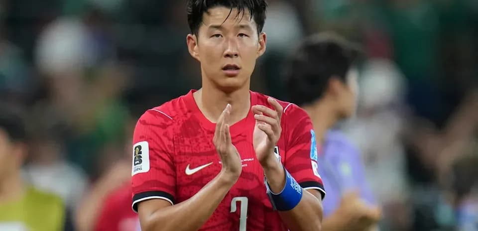 Jugador aplaudiendo tras el partido en camiseta roja