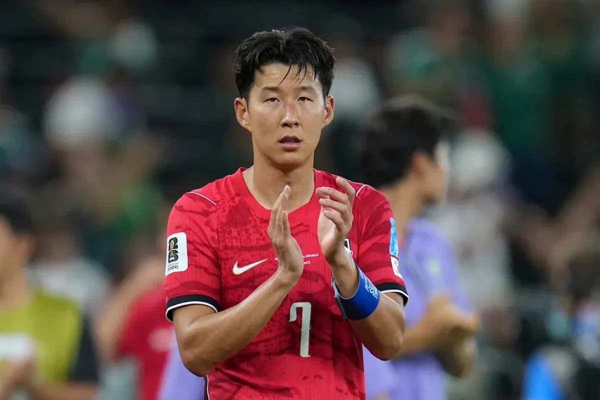 Jugador aplaudiendo tras el partido en camiseta roja