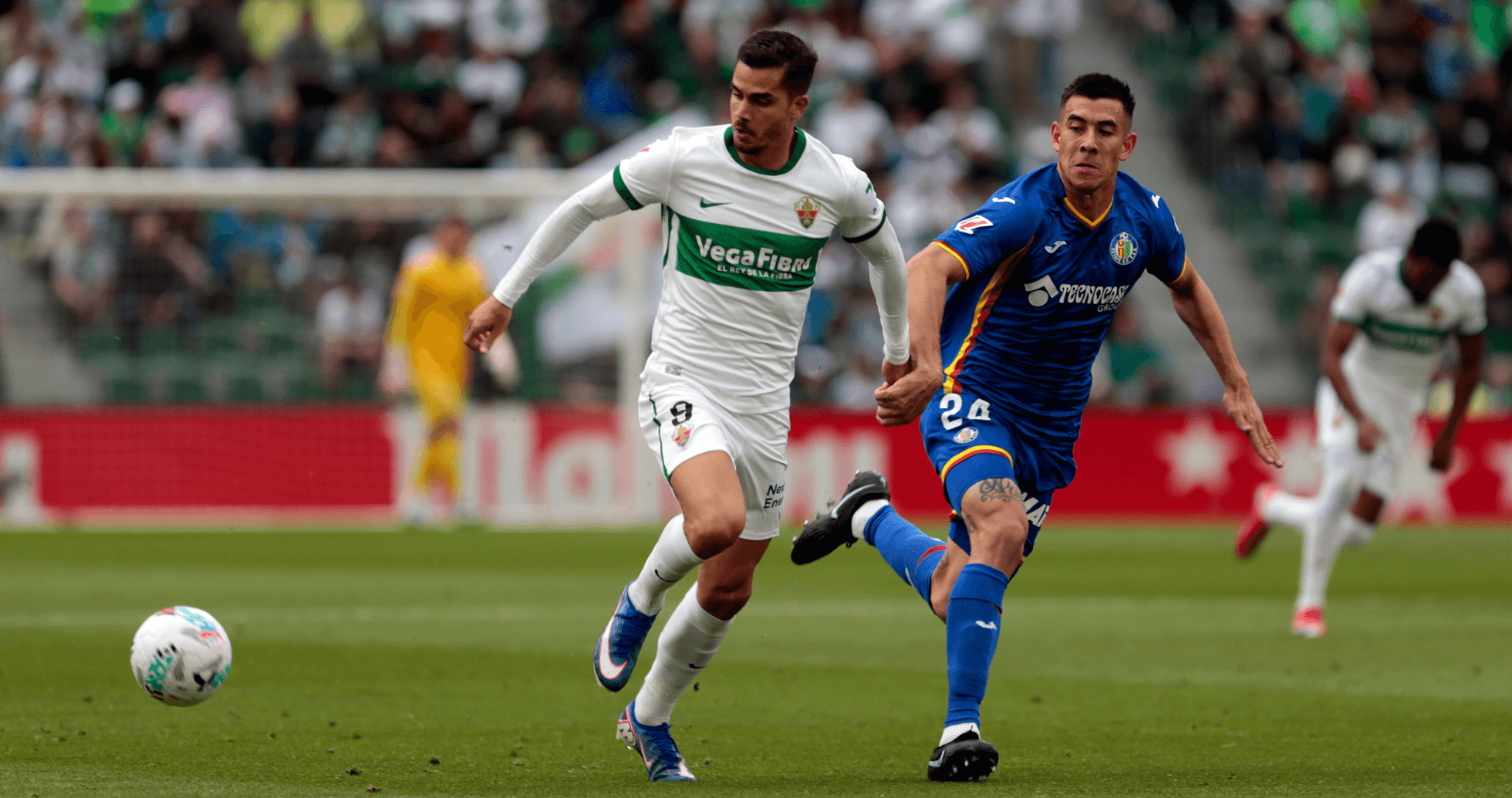 Elche y Getafe luchando por el balón