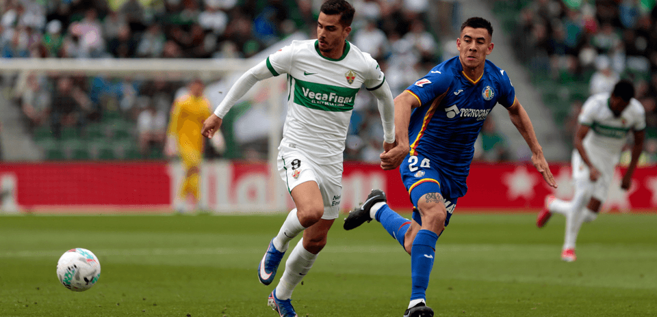 Elche y Getafe luchando por el balón