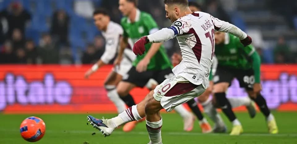 Jugador pateando penalti durante el partido