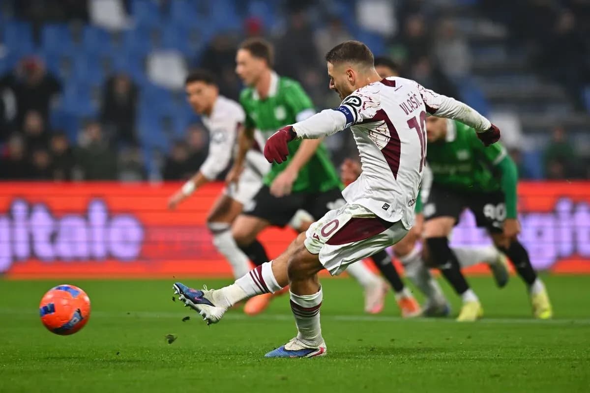 Jugador pateando penalti durante el partido
