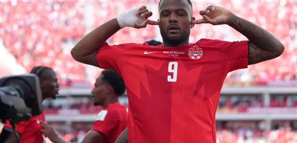 Jugador de Canadá celebrando en el partido
