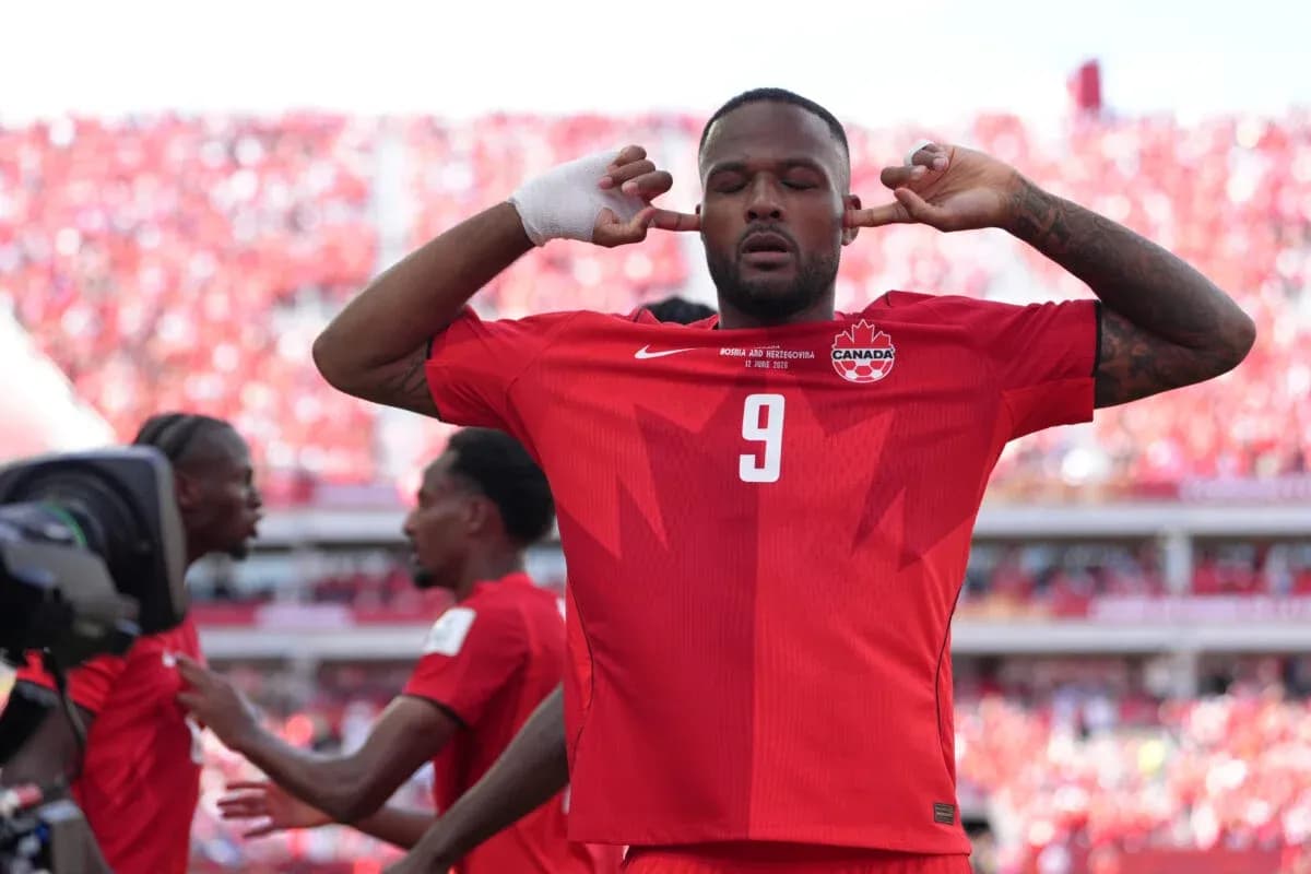 Jugador de Canadá celebrando en el partido