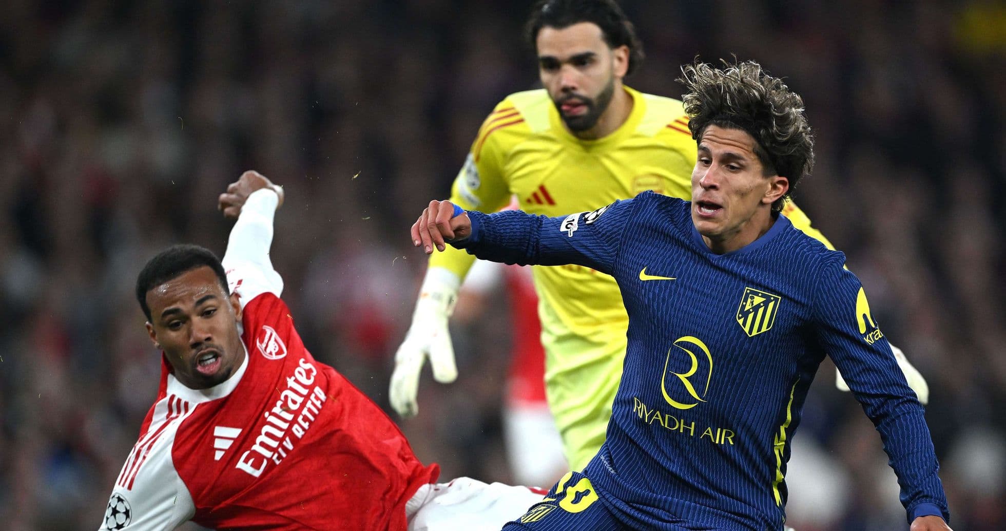 Jugador de Arsenal y Atlético luchando por el balón