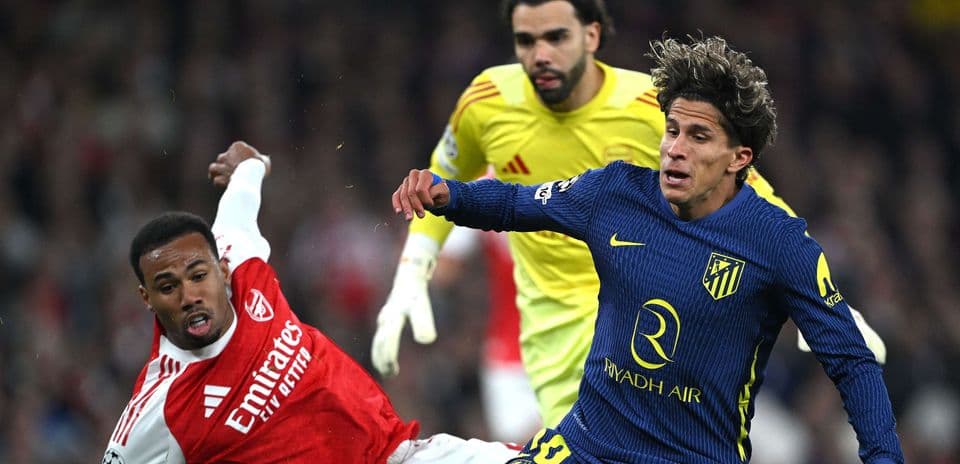 Jugador de Arsenal y Atlético luchando por el balón