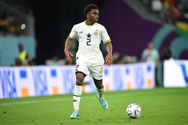 Jugador de Ghana avanzando con el balón en el campo