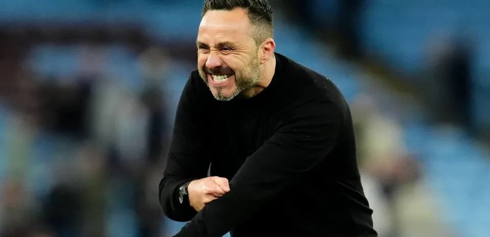 Entrenador celebrando en el banquillo durante el partido