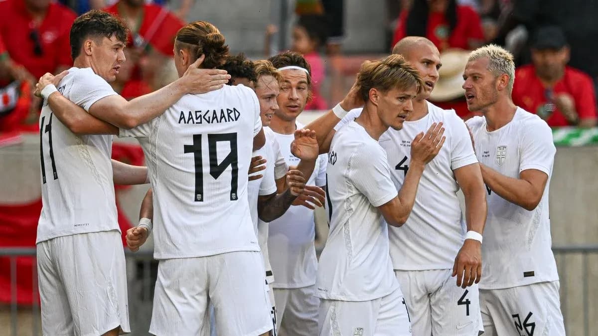 Jugadores celebrando un gol en el partido