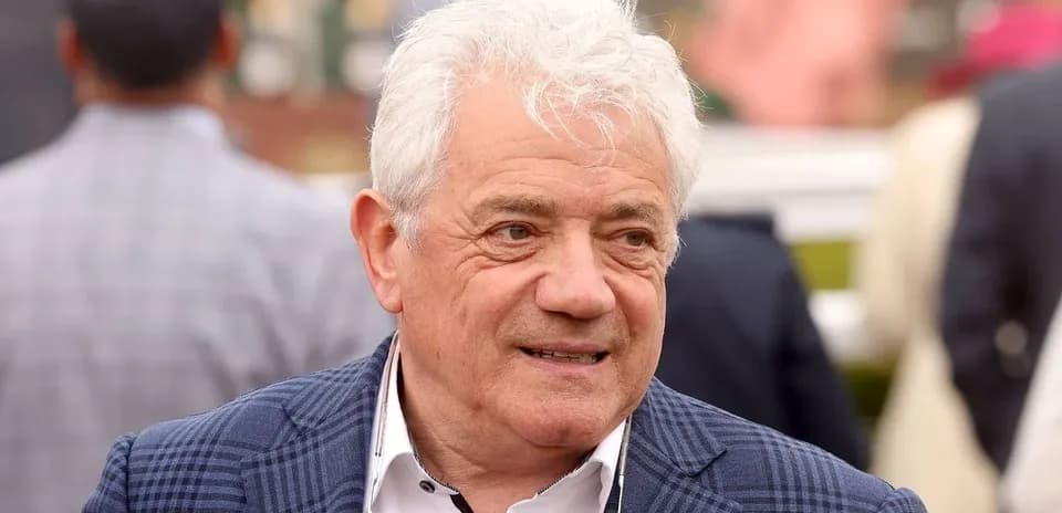 Hombre con cabello canoso en evento social