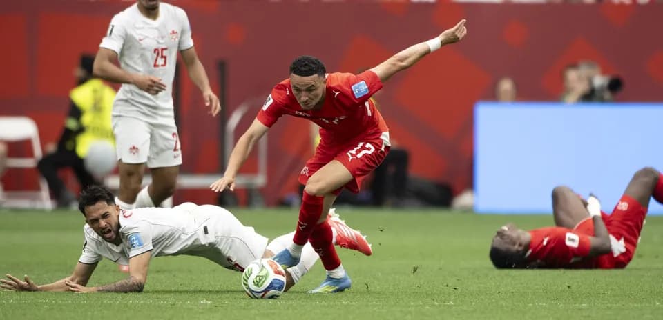 Jugador suizo esquivando a un oponente caído
