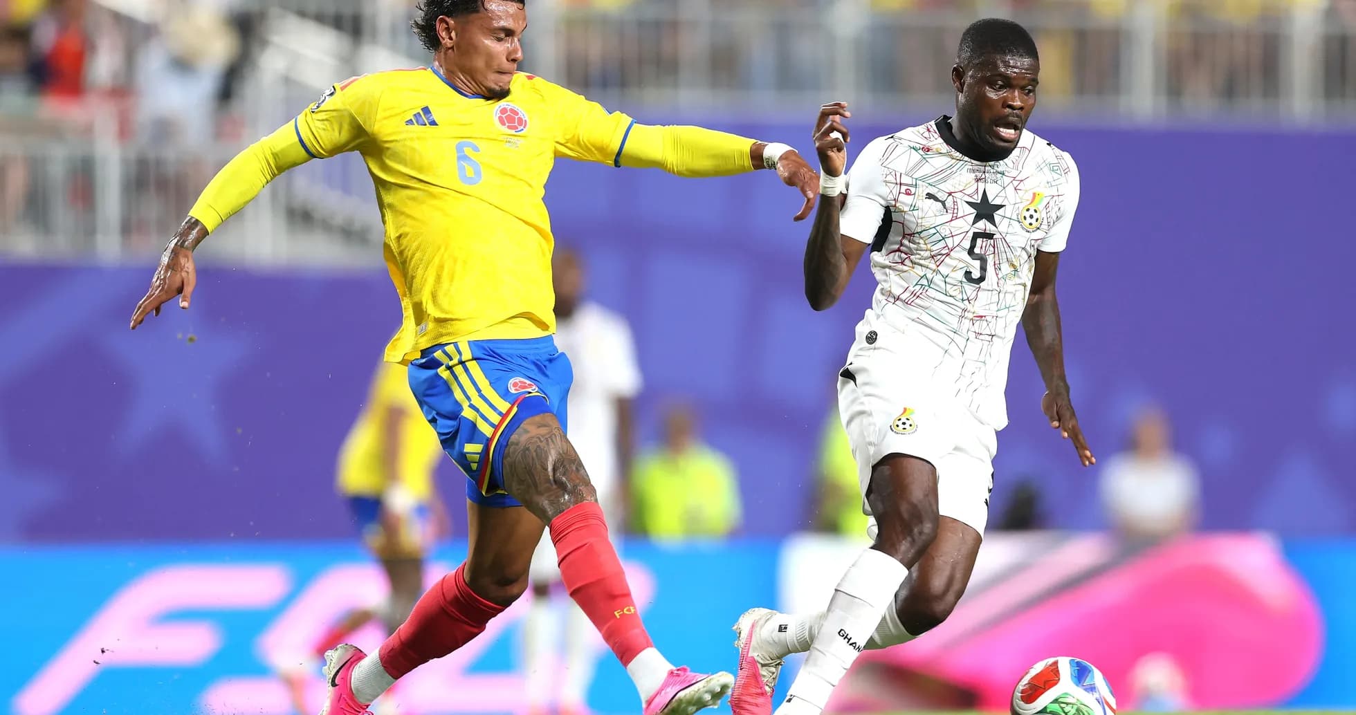 Jugador colombiano compitiendo por el balón