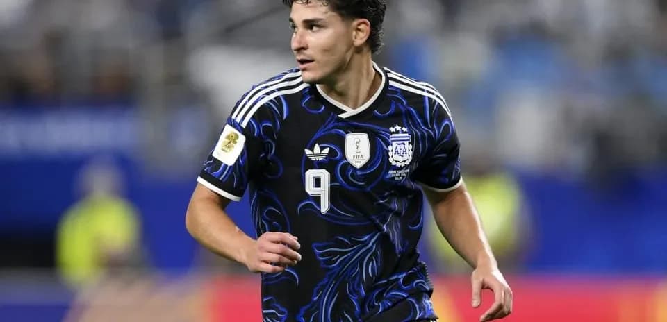 Jugador argentino corriendo en partido de fútbol