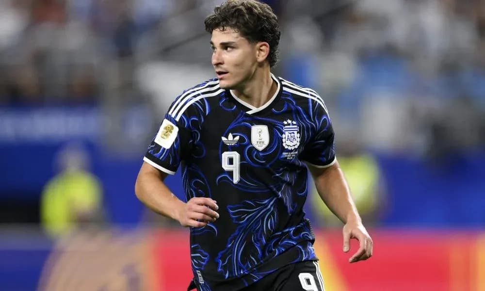 Jugador argentino corriendo en partido de fútbol
