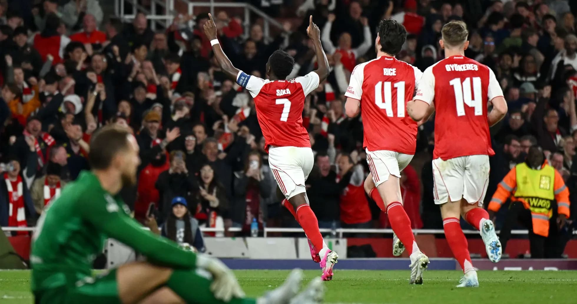Saka celebra el gol con sus compañeros