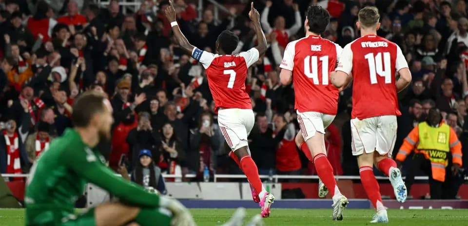 Saka celebra el gol con sus compañeros