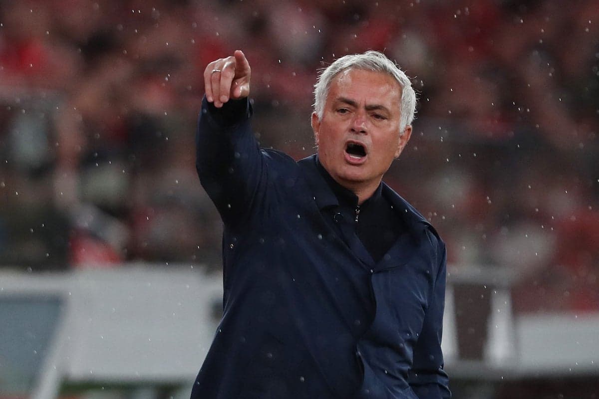 Entrenador dirigiendo a su equipo en el partido