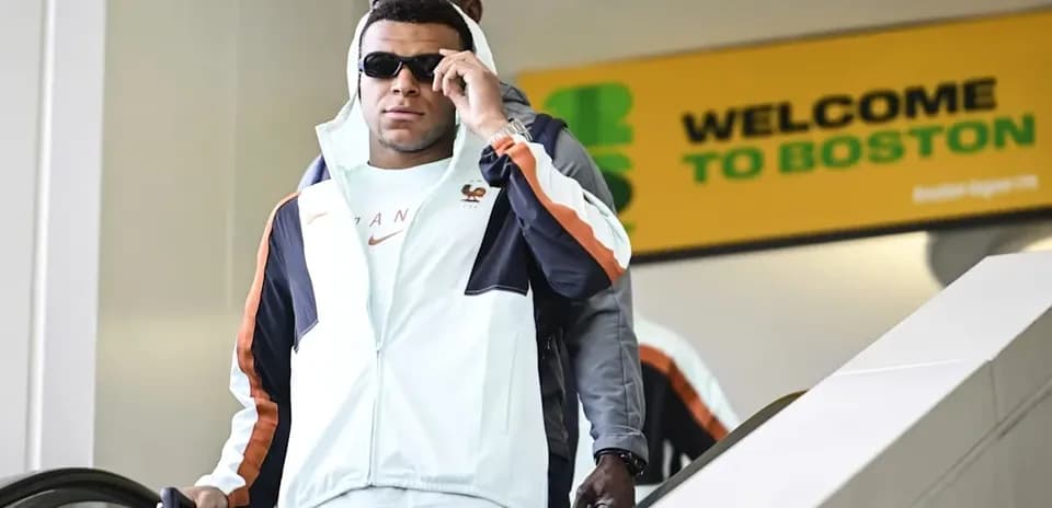 Jugador descendiendo de una escalera mecánica en Boston