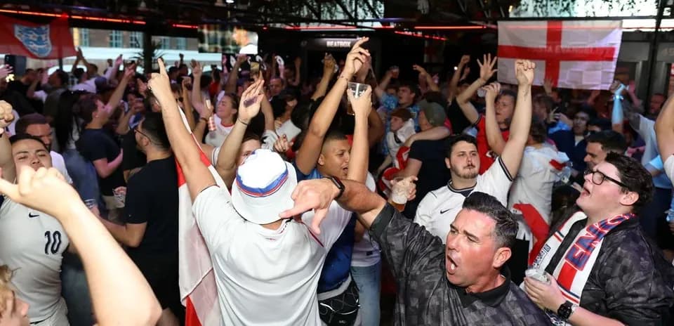 Aficionados de Inglaterra celebrando en bar deportivo