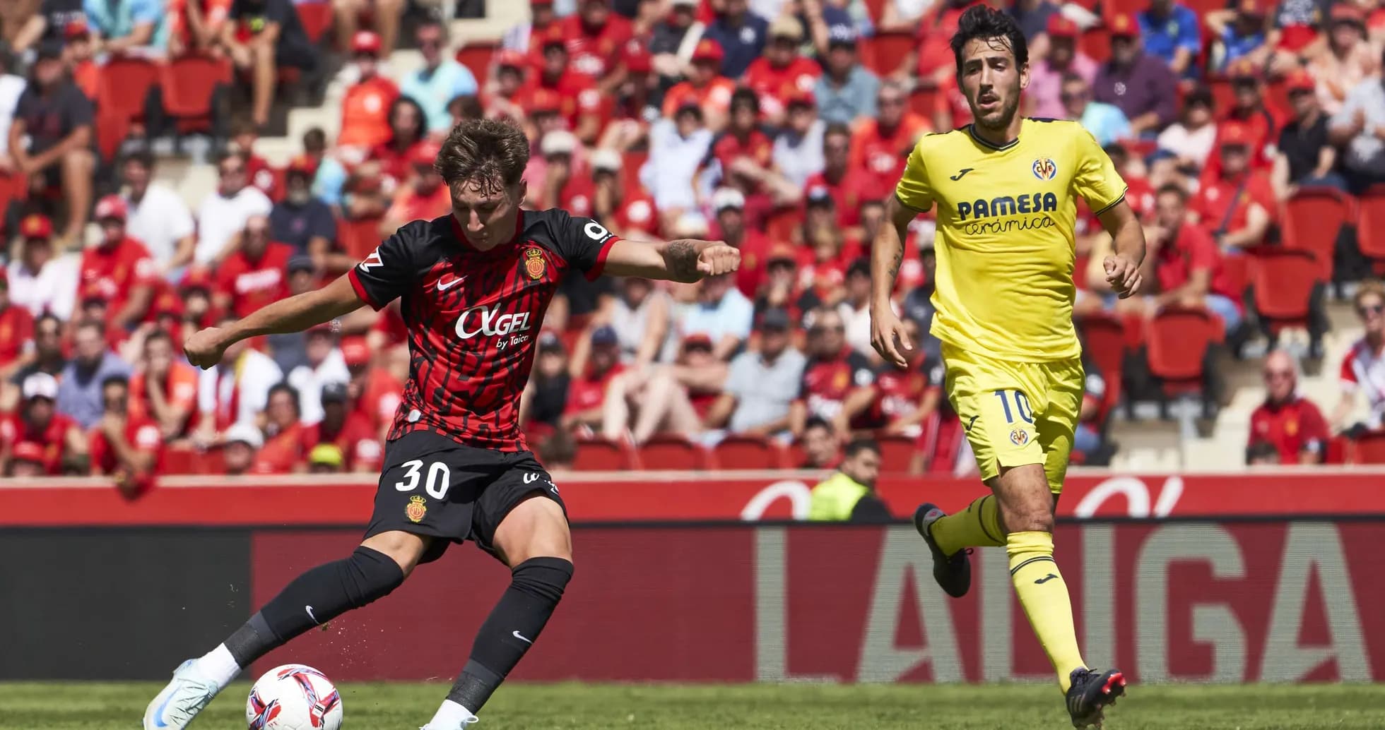 Jugador de Mallorca disparando el balón